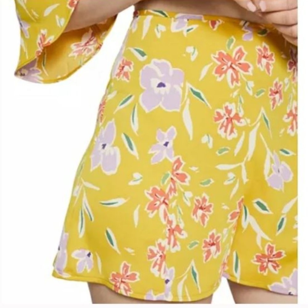 BCBGeneration High Waisted Floral Flouncy Shorts in Yellow Motif - Size 8